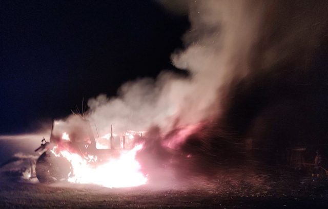 Duże straty po pożarze w gospodarstwie. Ciągnik rolniczy, motocykle i drewniany budynek w ogniu (zdjęcia)