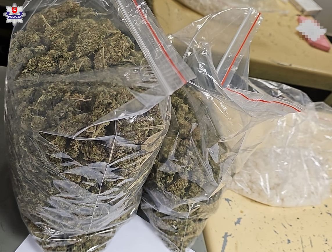 Narkotyki w pojemniku po odżywkach, trzy osoby zatrzymane. Zabezpieczono blisko 1,5 kg marihuany i mefedronu (zdjęcia)