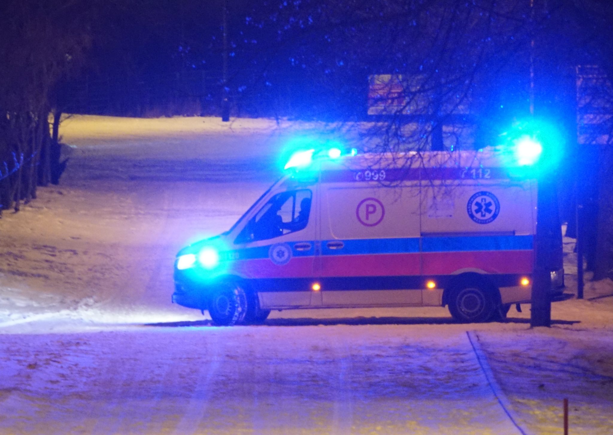 M czyzna Le a Na niegu W Samym Swetrze Trafi Do Szpitala m-czyzna-le-a-na-niegu-w-samym-swetrze-trafi-do-szpitala