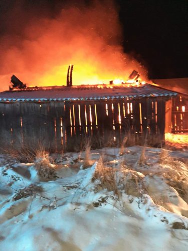 Nocny pożar stodoły. Z ogniem walczyło siedem zastępów straży pożarnej (zdjęcia)