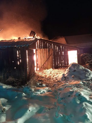 Nocny pożar stodoły. Z ogniem walczyło siedem zastępów straży pożarnej (zdjęcia)