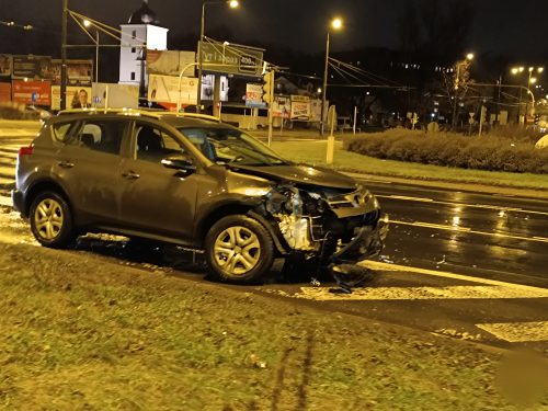 Zderzenie audi z toyotą na rondzie. Występują utrudnienia w ruchu (zdjęcia)