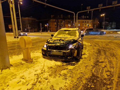 Sygnalizacja świetlna na skrzyżowaniu nie działała. Opel zderzył się z dwiema toyotami (zdjęcia)