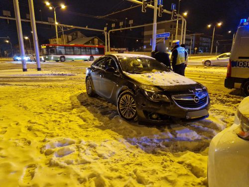 Sygnalizacja świetlna na skrzyżowaniu nie działała. Opel zderzył się z dwiema toyotami (zdjęcia)
