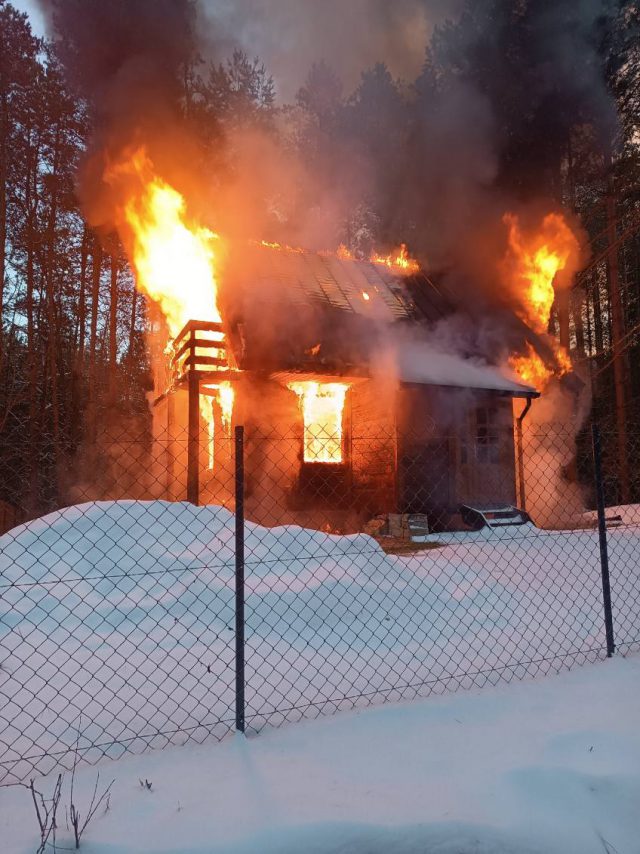 Drewniany domek stanął w płomieniach. Budynku nie udało się uratować (zdjęcia)