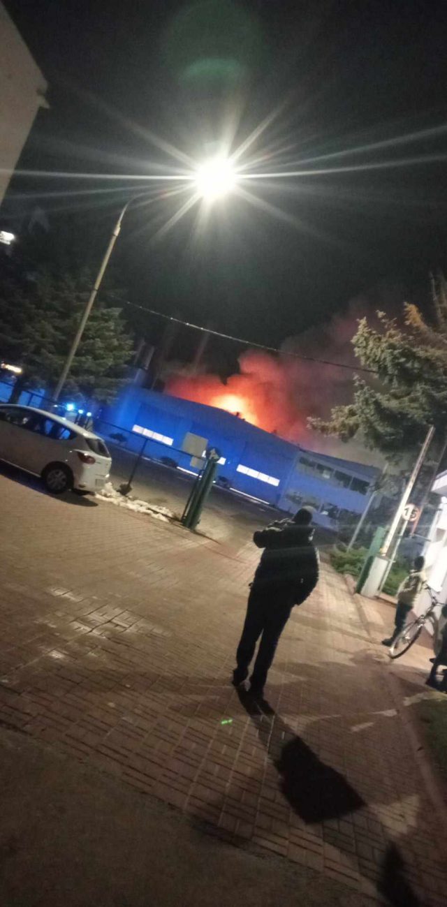 Duże straty po pożarze w OSM w Krasnymstawie. Z ogniem walczyły dziesiątki strażaków (zdjęcia, wideo)