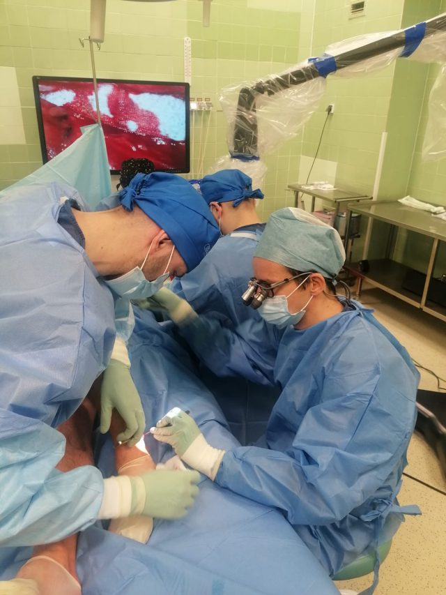 Ortopedzi ze szpitala przy al. Kraśnickiej prowadzą operacje z wideomikroskopem (zdjęcia)