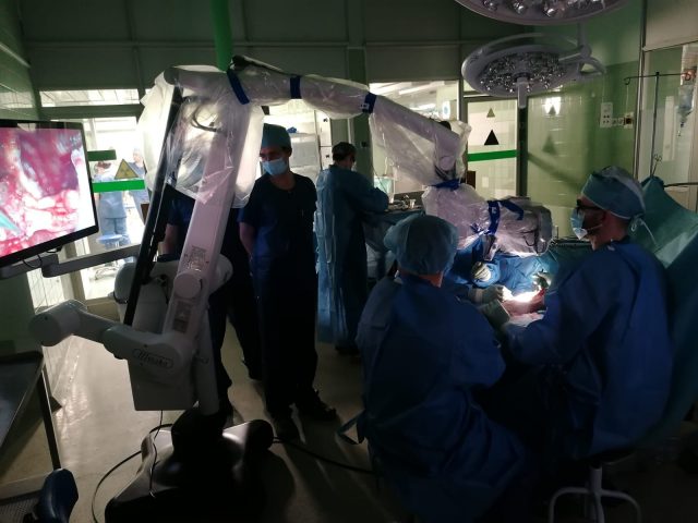 Ortopedzi ze szpitala przy al. Kraśnickiej prowadzą operacje z wideomikroskopem (zdjęcia)