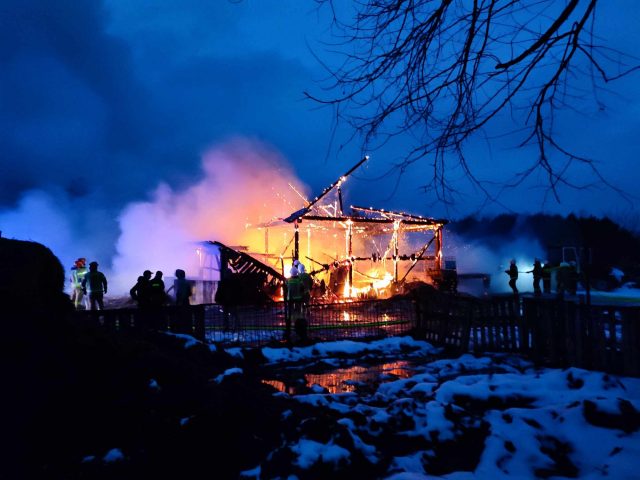 Siedem zastępów straży pożarnej walczyło z ogniem. Stodoła doszczętnie spłonęła (zdjęcia)