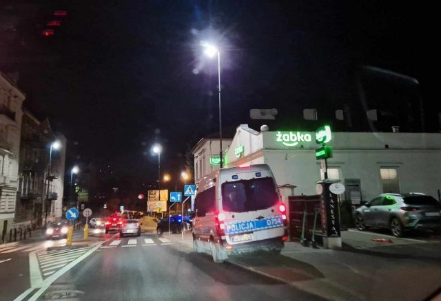 Napad na Żabkę w Lublinie. Nożem zastraszyli sprzedawcę, zabrali pieniądze, wódkę i papierosy (zdjęcia)