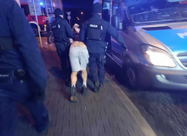 Przeszkadzał strażakom, groził policjantom. Szybko się przekonał, że nie było warto (zdjęcia)