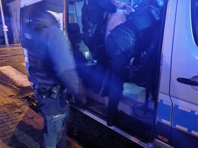 Przeszkadzał strażakom, groził policjantom. Szybko się przekonał, że nie było warto (zdjęcia)