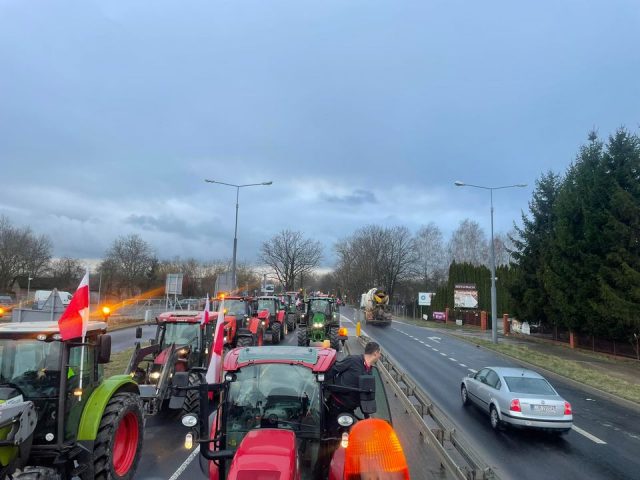 Protest rolników przybiera na sile. Ruszyli traktorami na Lublin (zdjęcia)