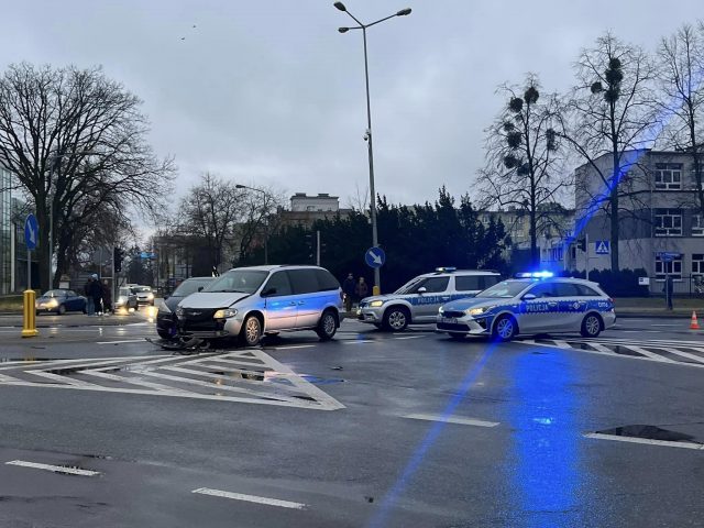 Zderzenie aut na dużym skrzyżowaniu w mieście. Jedna osoba trafiła do szpitala (zdjęcia)