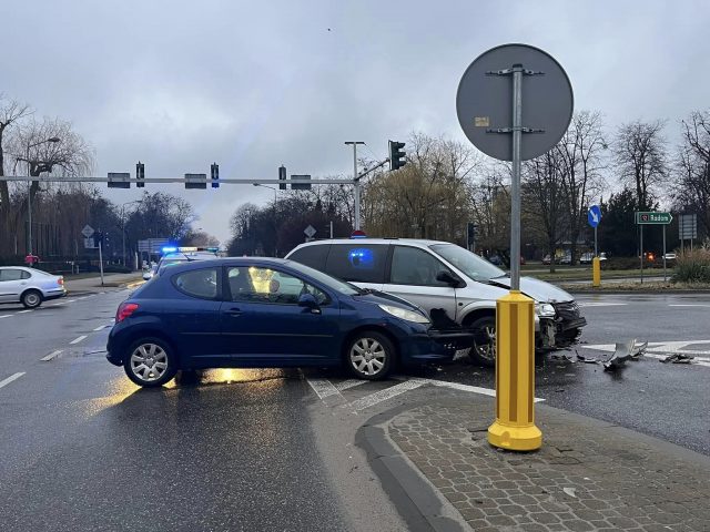 Zderzenie aut na dużym skrzyżowaniu w mieście. Jedna osoba trafiła do szpitala (zdjęcia)