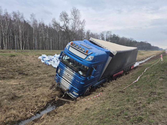 Zablokowana ekspresówka z Lublina w kierunku Warszawy. Pojazdy kierowane są na objazd (zdjęcia)