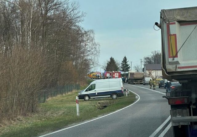 Groźny wypadek na trasie Lublin – Opole Lubelskie. Trwa akcja ratowników, trasa zablokowana (zdjęcia)