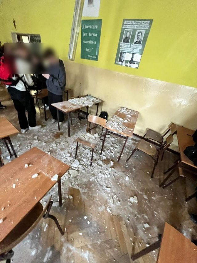 Podczas lekcji tynk z sufitu spadł na uczniów. Jedna osoba nie zdążyła uciec (zdjęcia)