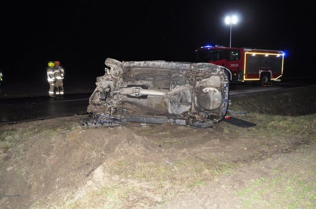 Opel roztrzaskał się na betonowym przepuście. Dwie osoby trafiły do szpitala (zdjęcia)