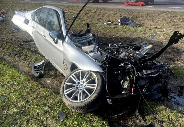 Wyprzedzał ciąg pojazdów, BMW roztrzaskało się na drzewie. 33-latek zginął na miejscu (zdjęcia)