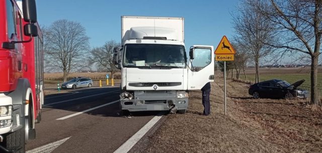 Groźne zdarzenia drogowe na krajowej 82. Dachowanie i zderzenie na skrzyżowaniu (zdjęcia)