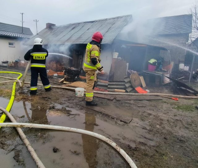 Pożar budynków gospodarczych w Suchowoli. Kilka zastępów straży pożarnej w akcji (zdjęcia)