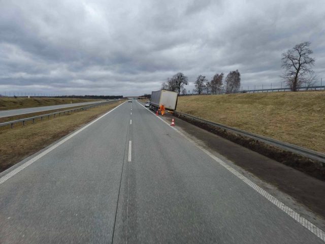 Ciężarówka zjechała na pobocze i uderzyła w barierę energochłonną (zdjęcia)