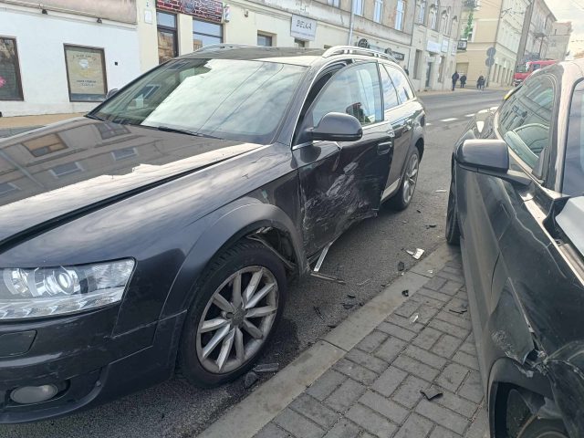 Nieudane parkowanie na ul. Lubartowskiej. Dwa samochody rozbite (zdjęcia)
