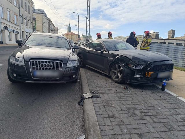 Nieudane parkowanie na ul. Lubartowskiej. Dwa samochody rozbite (zdjęcia)