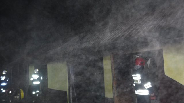 Pożar budynku gospodarczego. W akcji gaśniczej ponad 30 strażaków (zdjęcia)