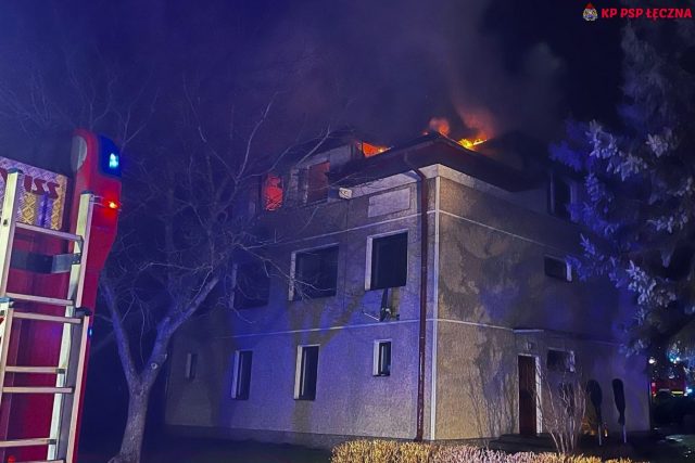 Nocna akcja gaśnicza w Cycowie. Budynek mieszkalny w ogniu (zdjęcia)