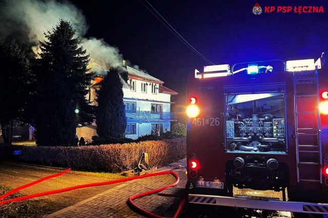 Nocna akcja gaśnicza w Cycowie. Budynek mieszkalny w ogniu (zdjęcia)