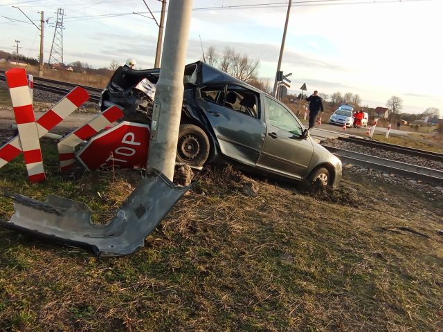 Wjechał na przejazd kolejowy, zderzył się z lokomotywą. 87-latek stracił prawo jazdy (zdjęcia)