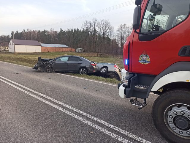 Groźny wypadek na trasie Lublin – Opole Lubelskie. Trwa akcja ratowników, trasa zablokowana (zdjęcia)