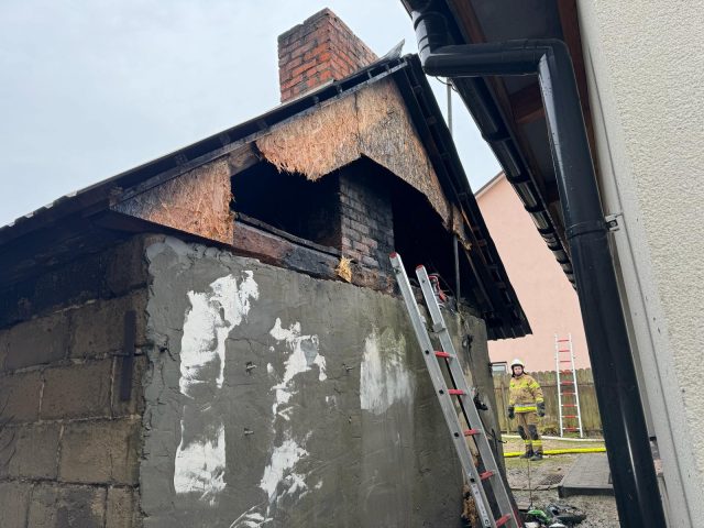 Pożar budynków gospodarczych w Suchowoli. Kilka zastępów straży pożarnej w akcji (zdjęcia)