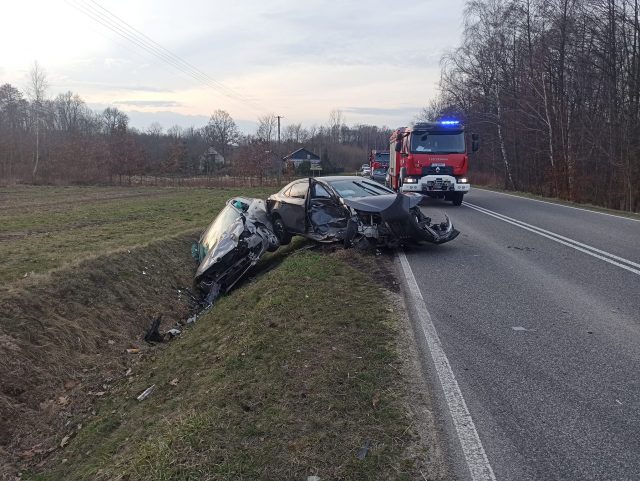Groźny wypadek na trasie Lublin – Opole Lubelskie. Trwa akcja ratowników, trasa zablokowana (zdjęcia)