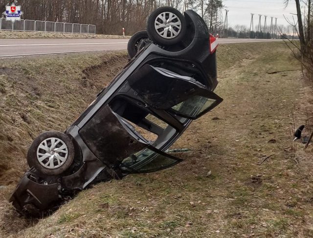 Widowiskowe dachowanie na łuku drogi. Zakończyło się na mandacie (zdjęcia)