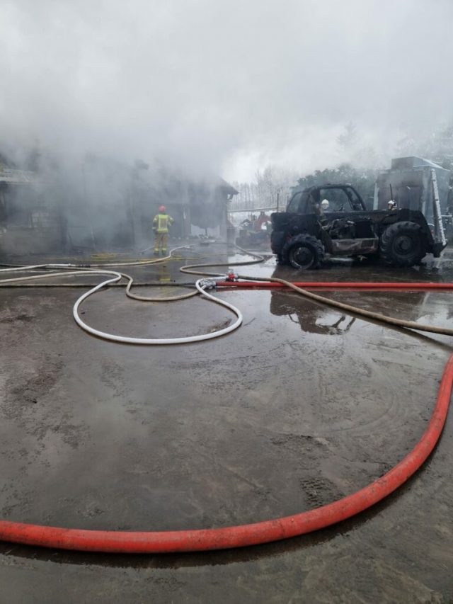 Garaż w ogniu. Pięć zastępów straży pożarnej walczyło z żywiołem (zdjęcia)