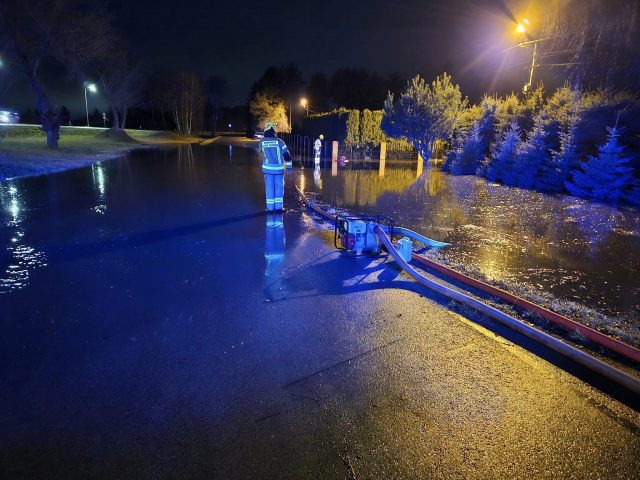 Dwie posesje zalane wodą. Interweniowali strażacy i gminna koparka (zdjęcia)