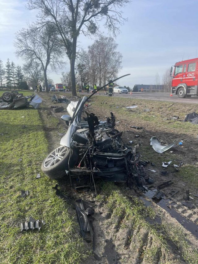 Tragedia na drodze krajowej nr 17. BMW rozpadło się po zderzeniu z drzewem, jedna osoba nie żyje (zdjęcia)