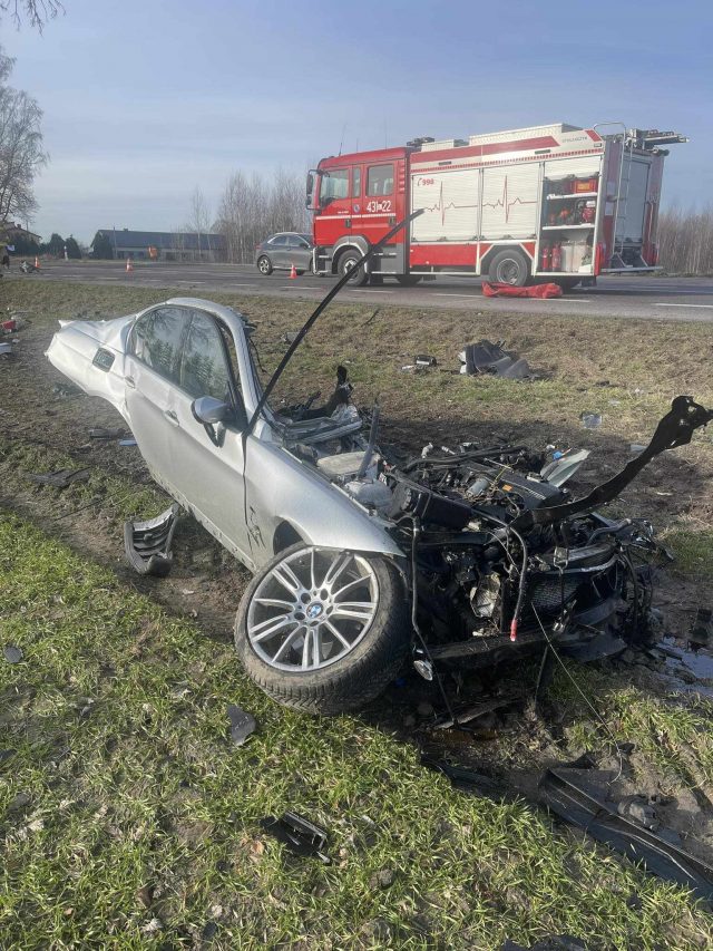 Tragedia na drodze krajowej nr 17. BMW rozpadło się po zderzeniu z drzewem, jedna osoba nie żyje (zdjęcia)