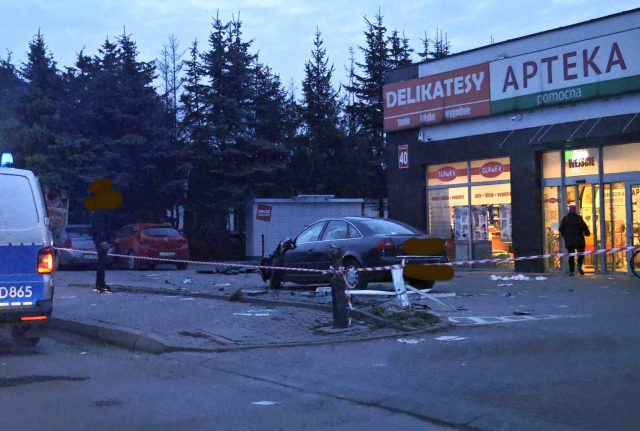 Opel wypadł z drogi, staranował zaparkowane auta i zatrzymał się przed sklepem (zdjęcia)