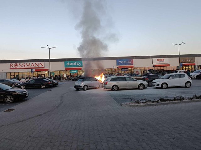 Pożar na parkingu centrum handlowego. Citroen stanął w płomieniach (zdjęcia, wideo)