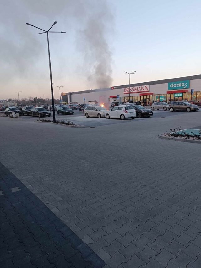 Pożar na parkingu centrum handlowego. Citroen stanął w płomieniach (zdjęcia, wideo)