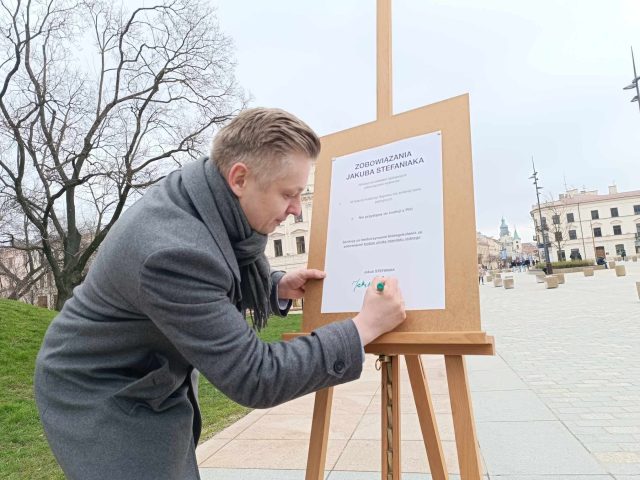 Jakub Stefaniak podpisał zobowiązanie przedwyborcze. Zapewnił, że nie zawiąże koalicji z PiS-em (zdjęcia)