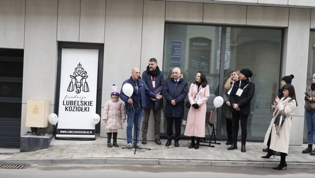 Leży na łóżku i czyta książkę. Nowy koziołek pojawił się na lubelskim szlaku (zdjęcia)