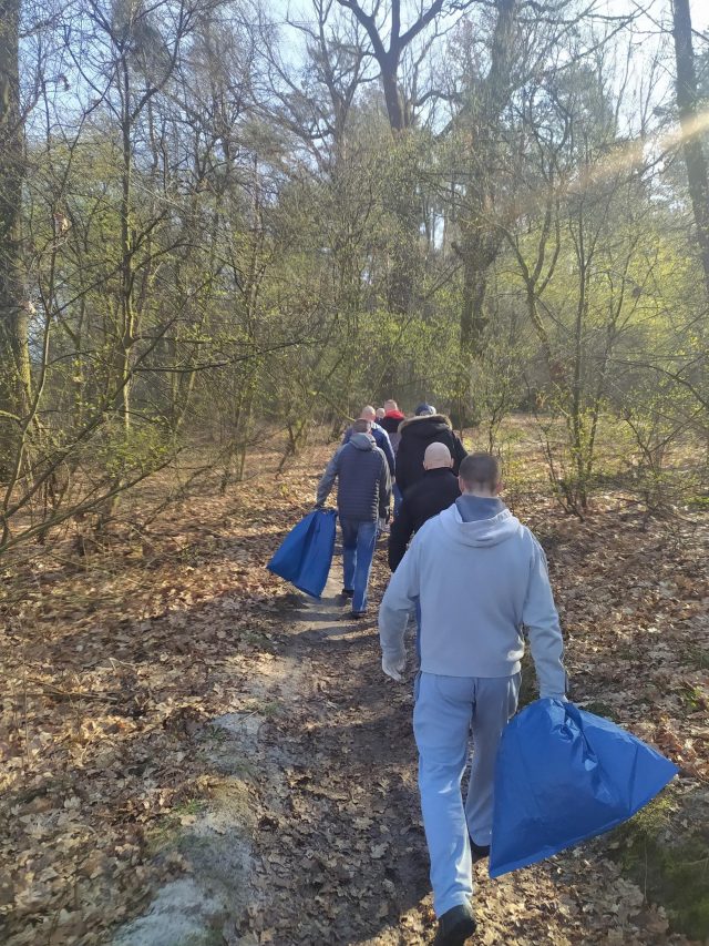 Więźniowie poszli w las. Posprzątali śmieci, które zalegały w popularnych wśród mieszkańców miejscach (zdjęcia)