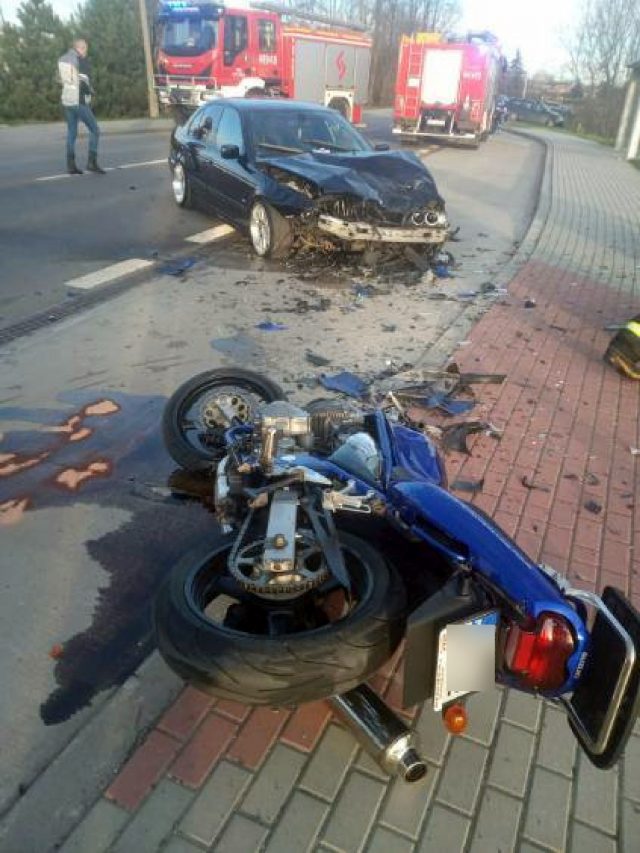 Zderzenie motocykla z BMW. Trwa walka o życie kierowcy jednośladu (zdjęcia)