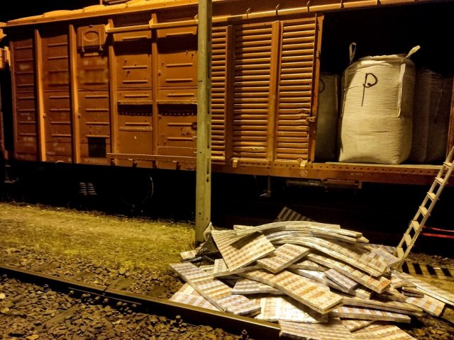Pracowita noc dla Służby Celno-Skarbowej. Nielegalne papierosy w pociągu z Rosji (zdjęcia)