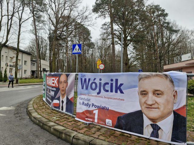 Wieszasz banery wyborcze? Pamiętaj o bezpieczeństwie i przepisach prawa! (zdjęcia)